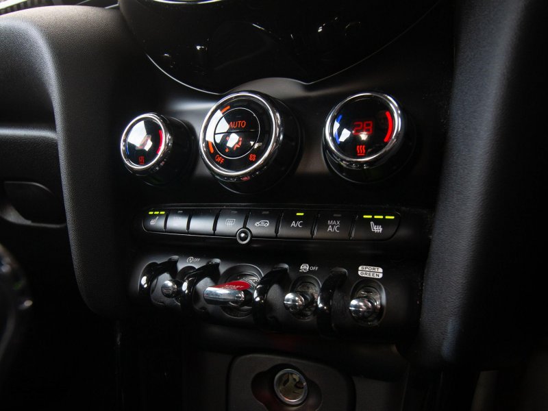 MINI HATCH